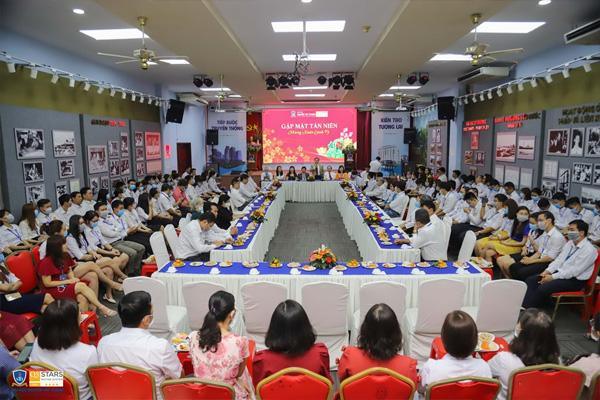 dh-nguyen-tat-thanh-hop-mat-can-bo-cong-nhan-vien-nhan-dip-dau-nam-moi