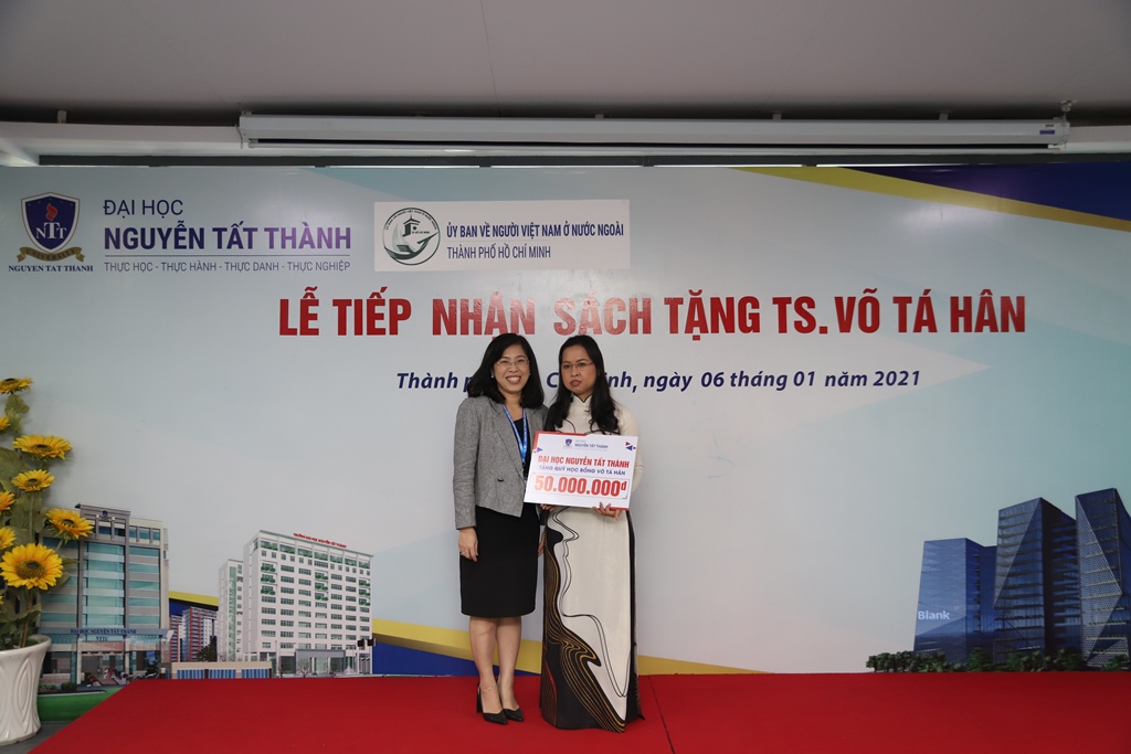 nttu20-20le20trao20tang20sach2028429