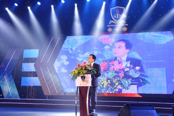 ron-rang-dem-hoi-am-nhac-chao-don-tan-sinh-vien-cua-truong-dh-nguyen-tat-thanh ron rang dem hoi am nhac chao don tan sinh vien cua truong dh nguyen tat thanh